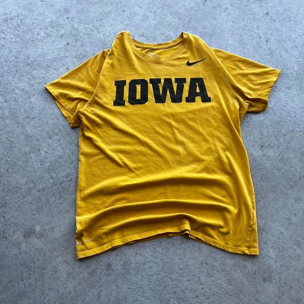 Vintage Nike Iowa tee essential
